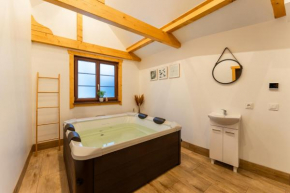 Domek Naparstek z Jacuzzi dla 4 osób i parkingiem by SpaceApart